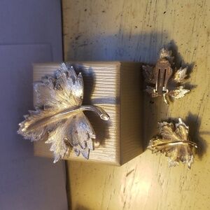 Sarah Coventry Vintage 1960s SET BROOCH AND GOLD TONE CLIP ON EARRINGS Bundle 🩵